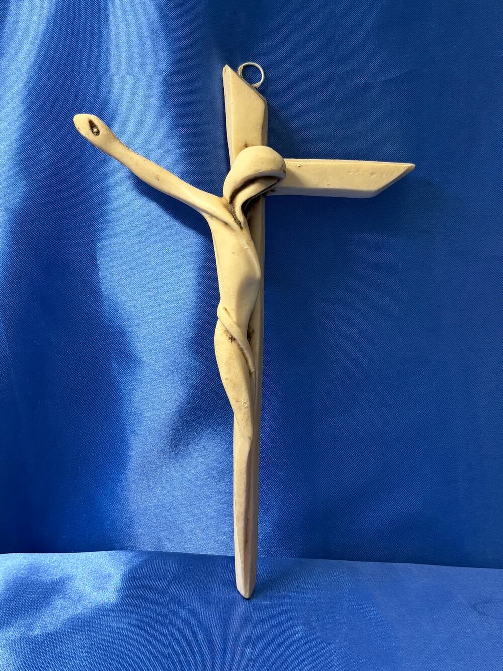 Unique Ivory Color Resin Modern Design Wall Hanging Crucifix